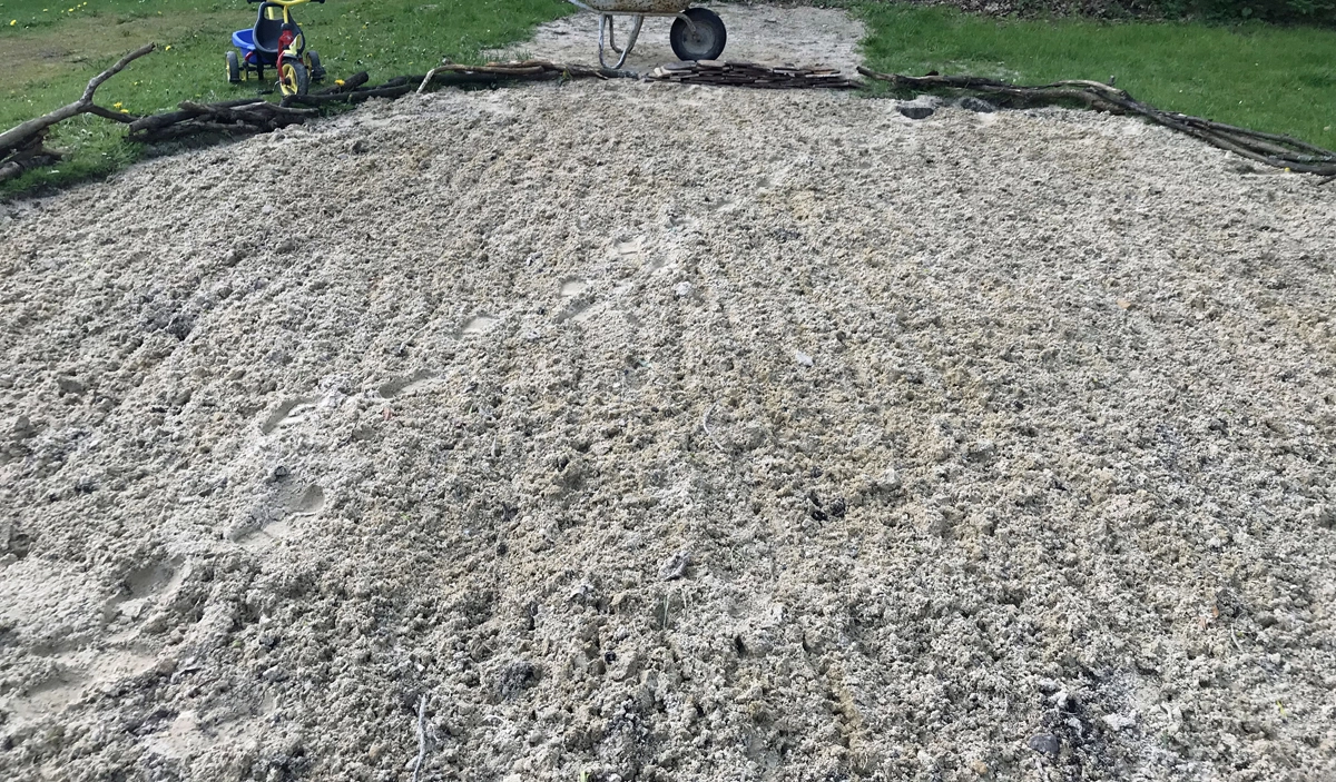 Wer sehr reichhaltigen Boden in seinem Garten hat, sollte ihn mit Sand abmagern. © Marcel Gluschak